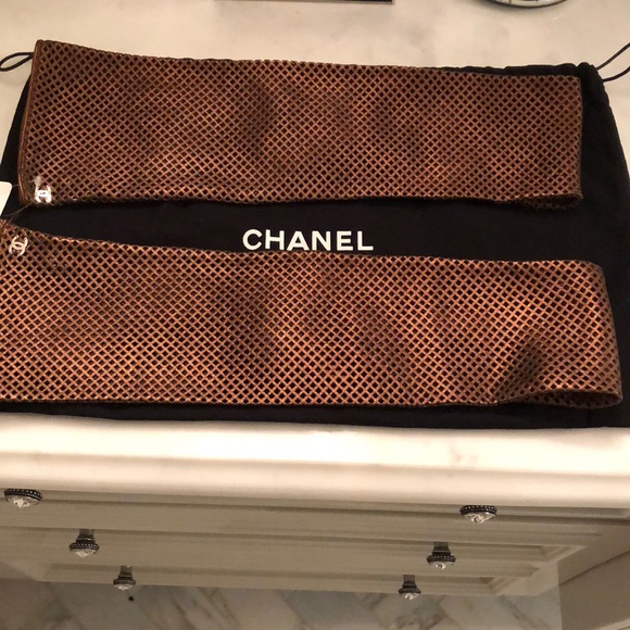 CHANEL Accessories - AUTHENTIC NWT Chanel fingerless gloves